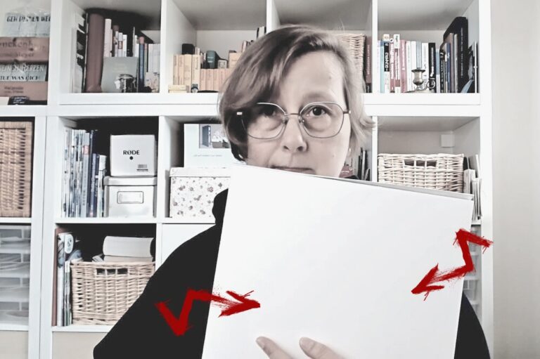 Ratlose Frau ohne Malidee mit weißem Blatt