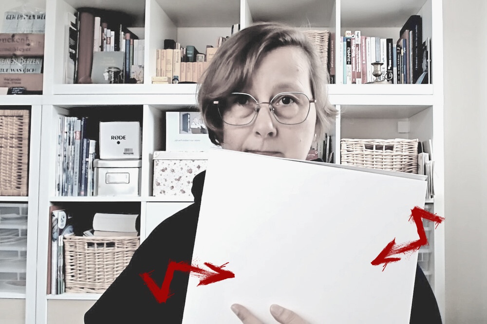 Ratlose Frau ohne Malidee mit weißem Blatt