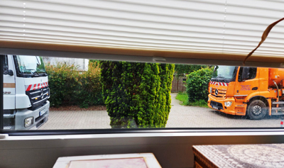 Lkw auf Straße vor Fenster