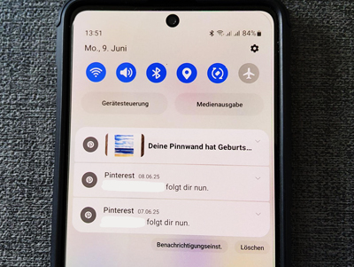 Handy zeigt Nachricht: Deine Pinnwand hat Geburtstag