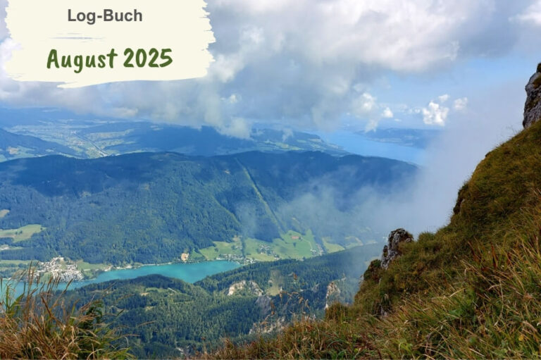 Ausblick vom Berg ins Tal mit blauem See