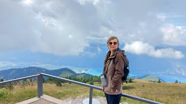 Frau in Regenjacke auf einem Berg