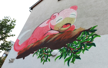 Gemaltes rosa Tier an einer Außenfassade