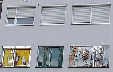 Kunstvoll gestaltete Fenster an einem Wohnhaus