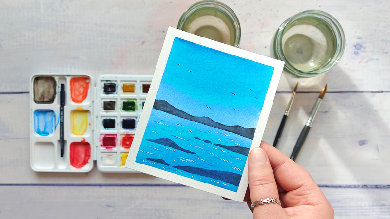 kleine Aquarell-Landschaft mit See und Bergkette im Hintergrund