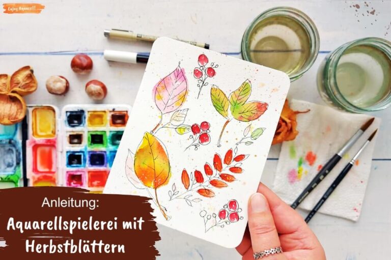 Hand hält Aquarellbild mit Blättern und Beeren in herbstlichen Farben