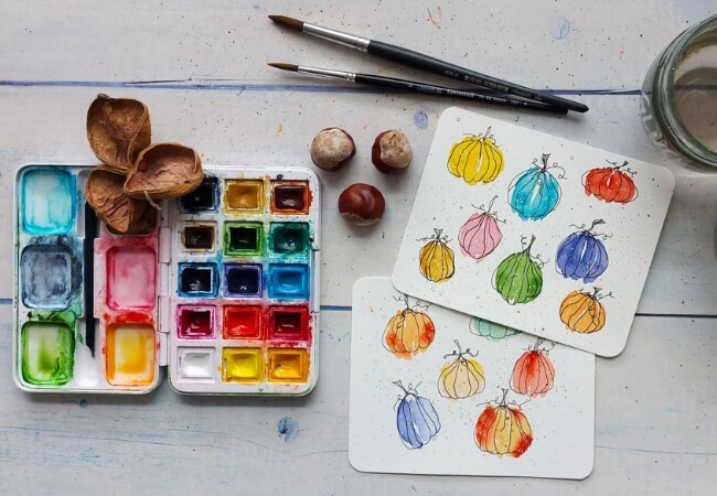 Zwei Aquarellbilder mit kleinen bunten Kürbissen