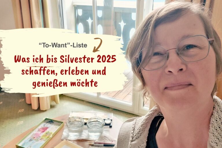 Frau mit blonden kurzen Haaren und Brille, im Hintergrund Malsachen auf Tisch