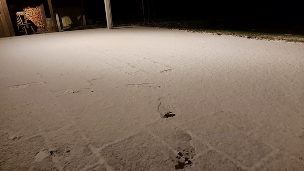 Dünne Schneedecke mit Fußspuren