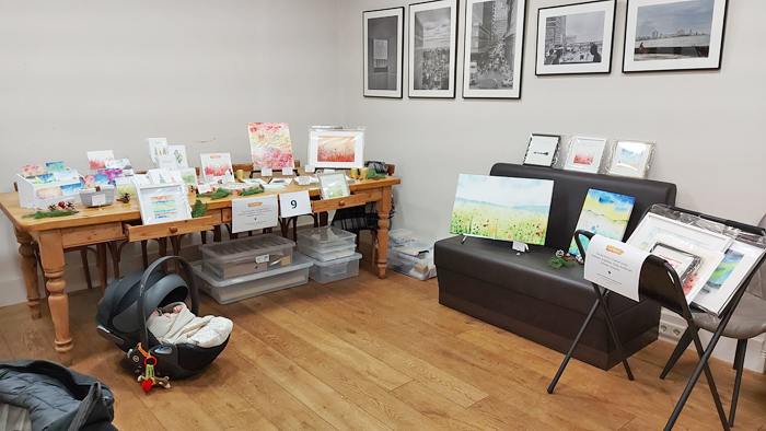 Ausstellungsstand mit Aquarellbildern