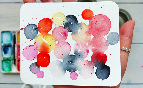 Bild mit Kreisen in rot, schwarz, gelb gemalt mit Aquarellfarben