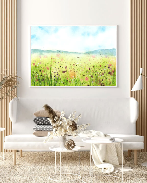 Wohnzimmer mit Kunstdruck an der Wand, Motiv: Blumenwiese vor Bergkette