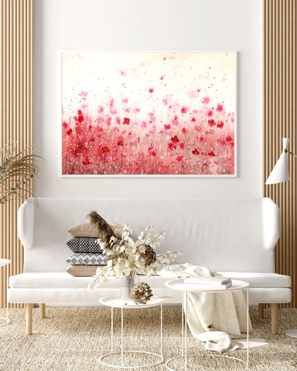 Wohnzimmer mit Kunstdruck an der Wand, Motiv: Pinkfarbene wilde Blumen