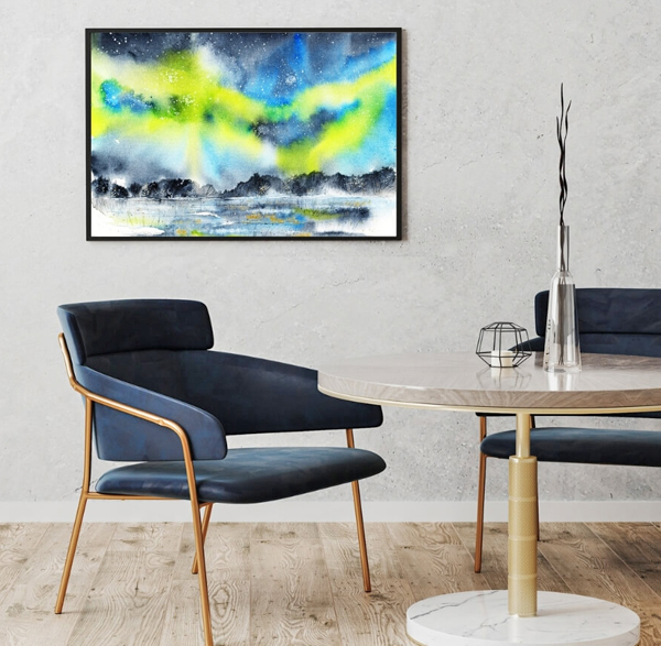 Aquarell-Kunstdruck mit grünem Polarlicht in Wohnsituation mit Tisch und zwei Stühlen