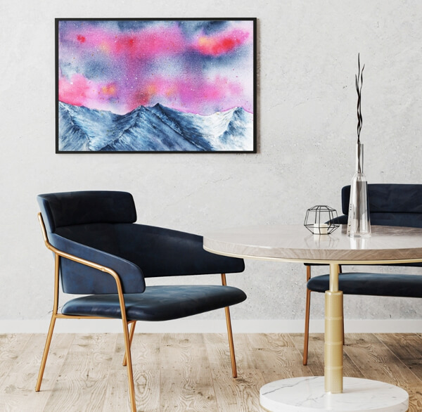 Aquarell-Kunstdruck mit pinkem Polarlicht über einer grauen Bergkette in Wohnsituation mit Tisch und zwei Stühlen