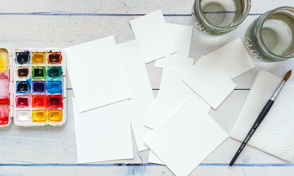 Diverse kleine Aquarellpapierstücke auf Tisch