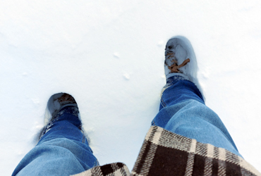 Füße tief im Schnee versunken