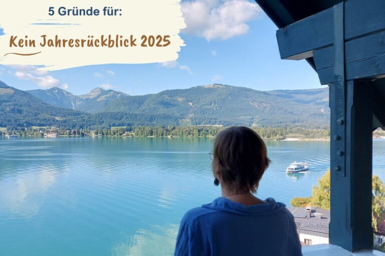 Frau blickt von Balkon auf blauen See und Berge dahinter