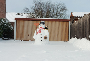 Schneemann in der Einfahrt