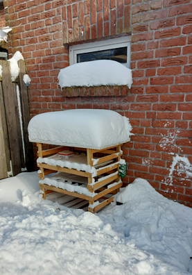 Pflanztisch mit reichlich Schnee oben drauf