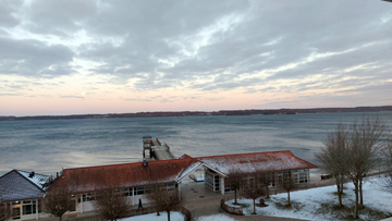 Blick vom Hotel-Balkon auf die Förde am frühen Abend