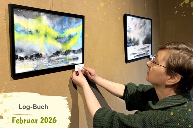 Frau hängt Aquarellbild für eine Ausstellung auf