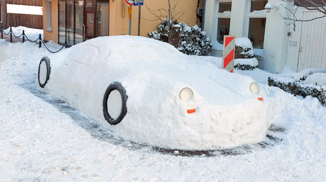 Schneeskulptur in Form eines Porsche