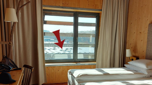 Blick aus einem Fenster eines Hotelzimmers auf das Dach einer Konzerthalle