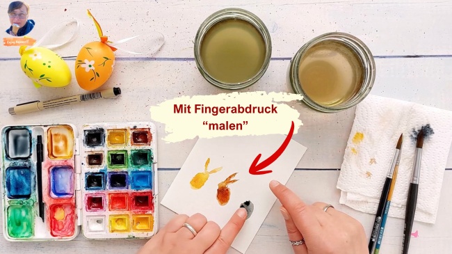 Häschen wird mit Fingerabdruck mit Aquarellfarbe gemalt