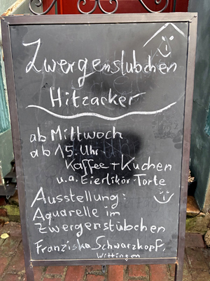 Mit Kreide beschriebene Aufsteller-Tafel mit Hinweis auf Aquarell-Ausstellung