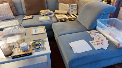 Karten, Umschläge, Folienverpackungen auf Tisch und Sofa