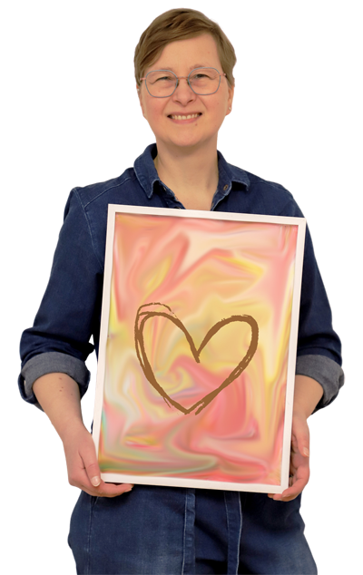 Frau hält Bild im Bilderrahmen vor sich, Bild ist rosa mit goldenem Herzen drauf