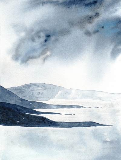Aquarellbild einer Küstenlandschaft mit schwarzen und grauen Felszungen unter grauen Sturmwolken