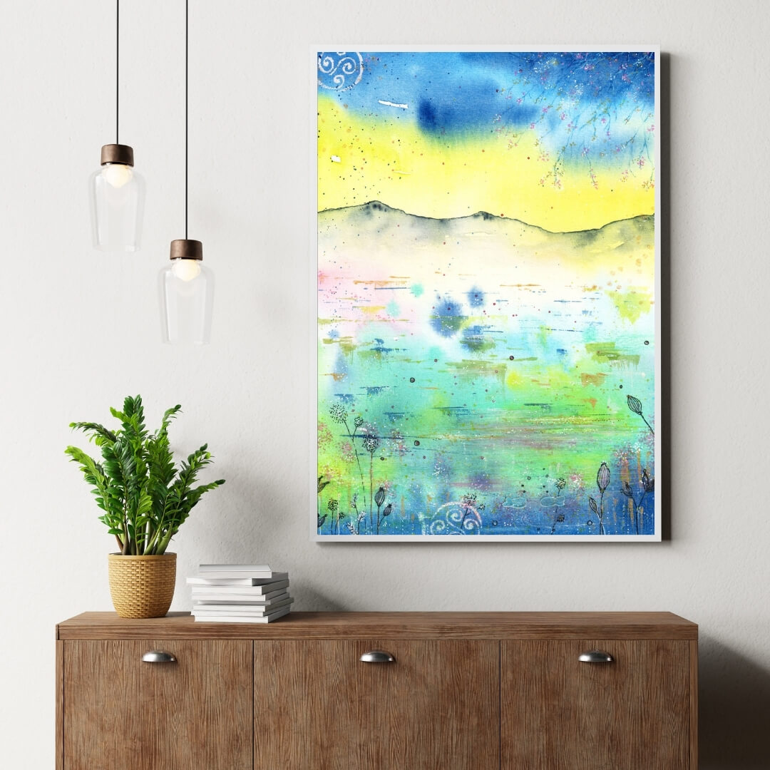 Aquarell-Kunstdruck abstrakt in Blau, Gelb und Türkis an heller Wand über braunem Sideboard