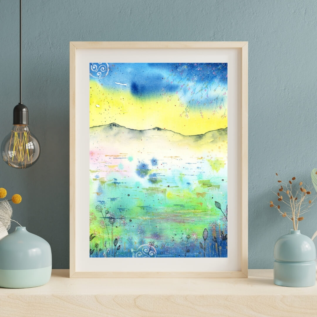 Aquarell-Kunstdruck abstrakt in Blau, Gelb und Türkis in hellem Rahmen vor graublauer Wand