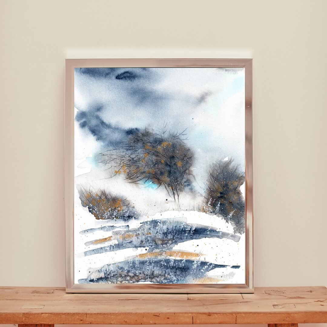 abstrakter Aquarell-Kunstdruck in Grau- und Goldtönen mit Bäumen, die sich im Wind neigen