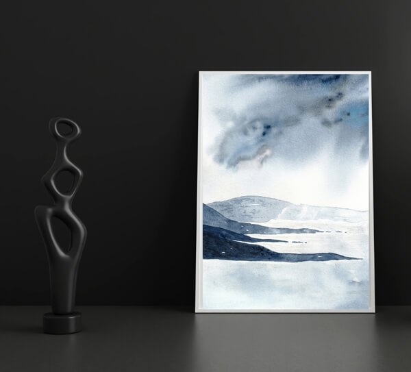 Aquarell-Kunstdruck mit schwarzen Küstenfelsen und grauen Sturmwolken vor schwarzer Wand