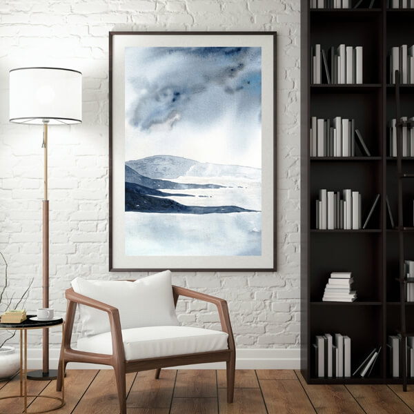 Aquarell-Kunstdruck mit schwarzen Küstenfelsen und grauen Sturmwolken an heller Wand neben Bücherregal