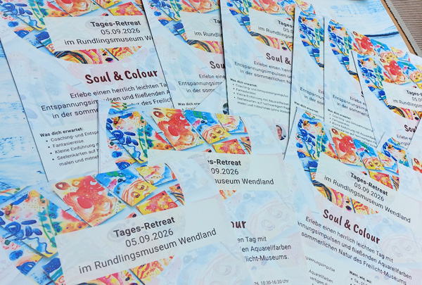 Gedruckte Aushänge mit Werbung für ein kreatives Tages-Retreat