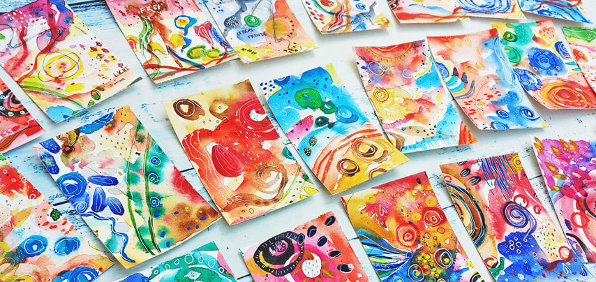 Bunte mit Aquarellfarben gemalte Karten