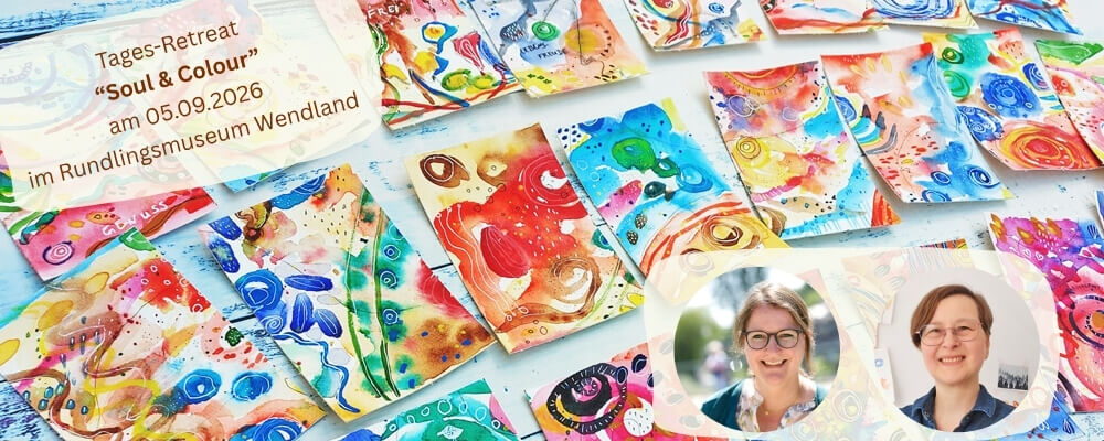 Bunte mit Aquarellfarben gemalte Karten, davor zwei Frauen-Porträtfotos