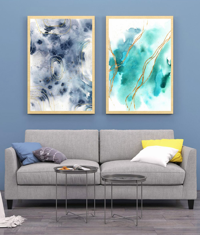 Zwei Aquarelle in Grau und Blau über grauem Sofa