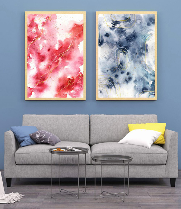 Zwei abstrakte Aquarelle in Rot und Grau über grauem Sofa