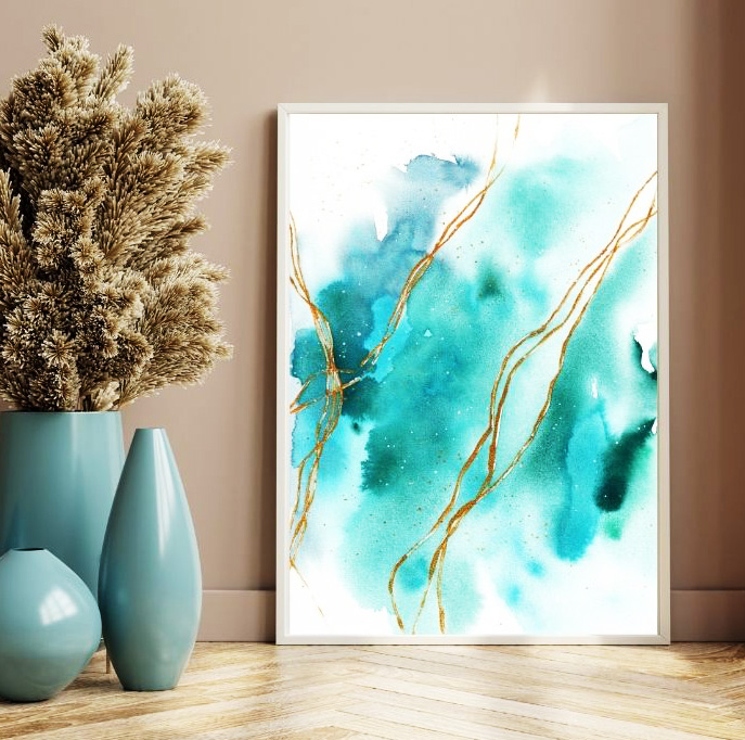 Abstraktes Aquarellbild in Blautönen mit goldenen Linien auf Holzfußboden vor brauner Wand
