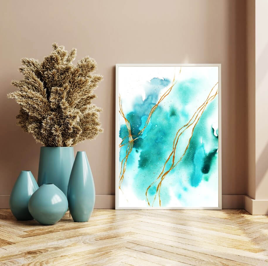 Abstraktes Aquarell in Blautönen mit goldenen Linien neben blauen Vasen