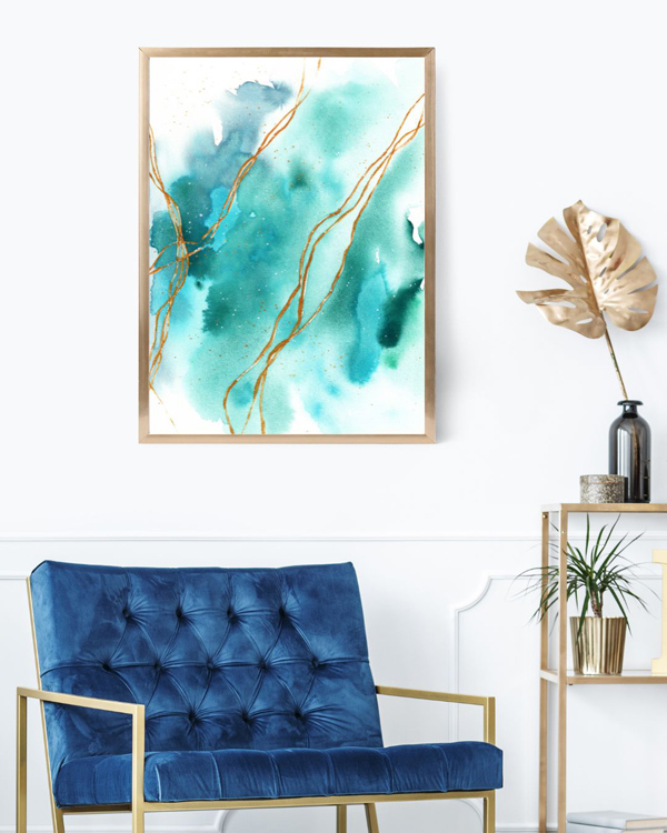 Abstraktes Aquarell in Blautönen mit goldenen Linien über blauem Sofa