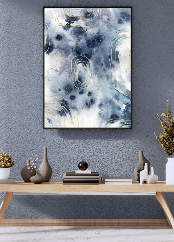 Abstraktes Aquarell in Grautönen mit weißen und goldenen Linien vor grauer Wand