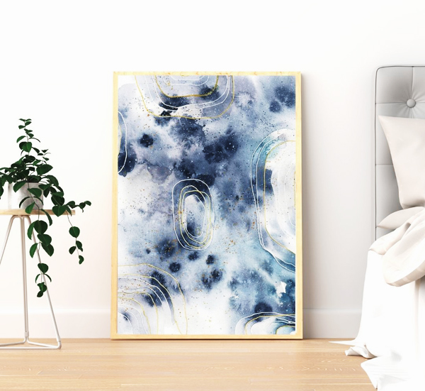 Abstraktes Aquarell in Grautönen im Goldrahmen in hellem Schlafzimmer