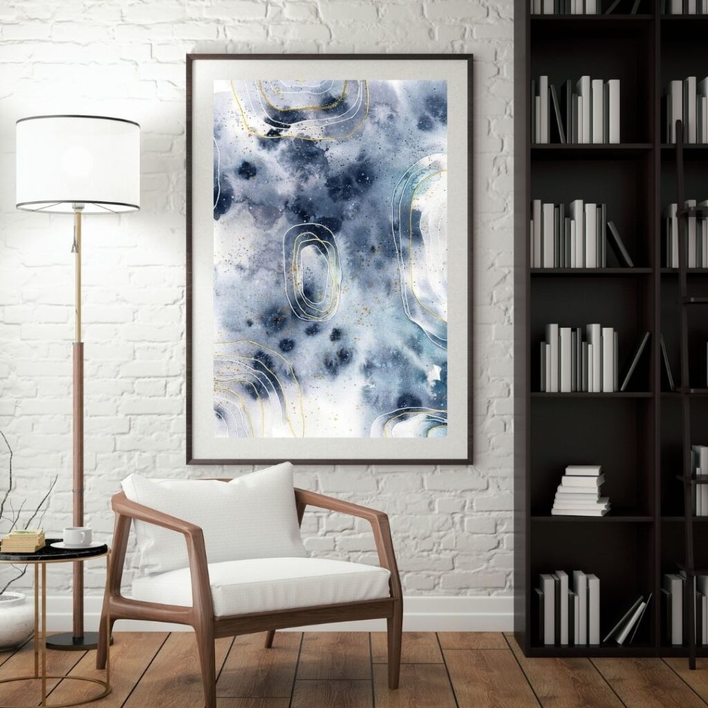 Abstraktes Aquarell in Grautönen neben schwarzem Bücherregal