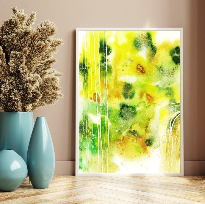 Abstraktes Aquarellbild mit Grüntönen auf Holzfußboden vor braune Wand